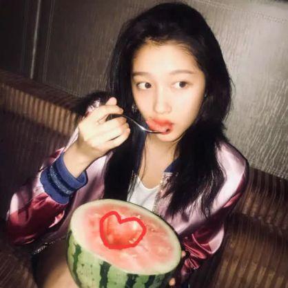 娱乐吃瓜关晓彤,娱乐圈的“吃瓜”女王，揭秘她的星途历程